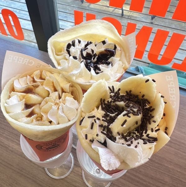 メニュー常時約20種類のクレープも人気です。お持ち帰りでも店内でおめしあがりでも。
