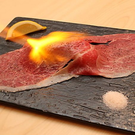 松阪牛をお席の方で香ばしく炙ります。お肉でシャリを巻いて♪