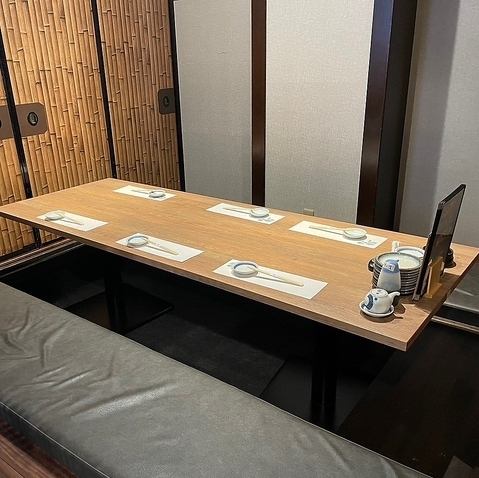 落ち着いた雰囲気の6名様掛けの個室席を完備しております。