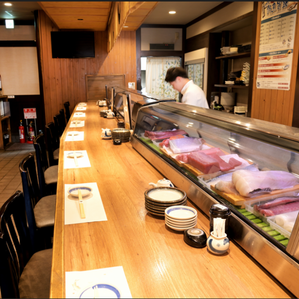 調理を見ながら、目の前で堪能できるお席です♪お一人様はもちろんのこと、少人数でも横並びでお楽しみいただけます♪