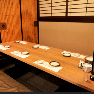 접대나 회식, 상담 등 소중한 손님의 환대나, 애니버서리 등 소중한 분과 보내는 한때에 상당한, 차분한 분위기의 6분 걸이의 개인실석을 완비하고 있습니다.인기의 자리이기 때문에, 예약은 서둘러♪