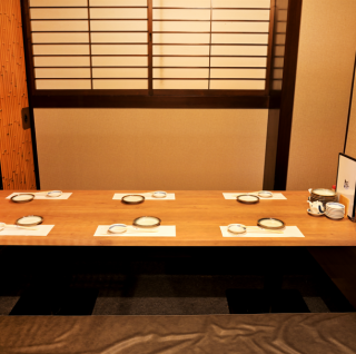 화의 정취 넘치는 4분 걸이의 개인실석은 주위를 신경쓰지 않고, 느긋하게 식사도 회화도 즐길 수 있습니다♪일회복의 작은 술회나 데이트, 여자회나 엄마회, 송신년회 등 여러가지 씬에 이용해 주세요.각종 연회 예약 접수 중!