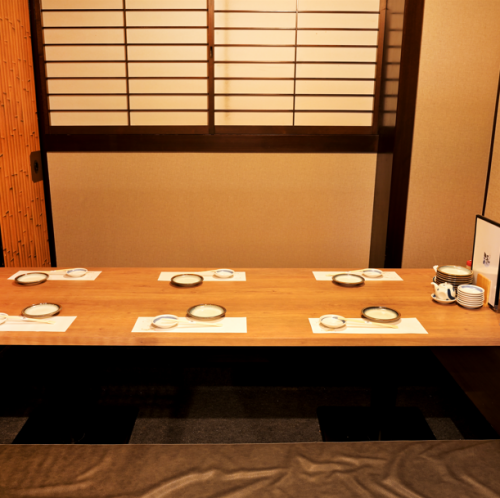 화의 정취 넘치는 4분 걸이의 개인실석은 주위를 신경쓰지 않고, 느긋하게 식사도 회화도 즐길 수 있습니다♪일회복의 작은 술회나 데이트, 여자회나 엄마회, 송신년회 등 여러가지 씬에 이용해 주세요.각종 연회 예약 접수 중!