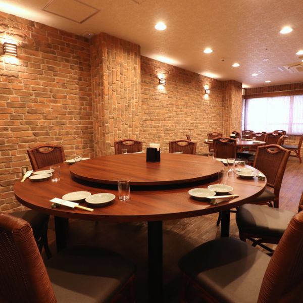 The stylish brick interior and exterior are popular.The second floor has round tables, so you can relax and enjoy your time.It is an ideal space for large and small banquets, such as entertainment and various gatherings.We can also accommodate private reservations for groups of 15 to 35 people, so please feel free to contact us if you are the organizer.