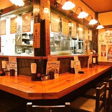 ■お一人様飲みはカウンター席で■気軽な雰囲気で焼鳥を楽しめる店内となっております。お一人様でしたら是非カウンターでの一杯がオススメ♪駅より徒歩2分と好立地の場所ですので、会社帰りなどに焼場の活気と香りも一緒にお楽しみ下さい！