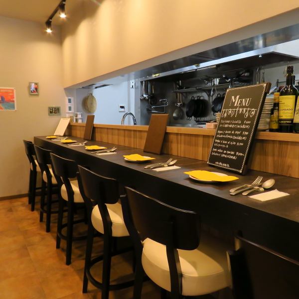 カウンター席を備えたおしゃれな空間は、ひとりでも気軽に過ごせる心地よさ。シェフの手さばきを間近で見ながら、本格的なスペイン料理を味わえる臨場感も魅力です。上質でありながら肩の力を抜ける雰囲気。