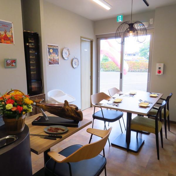 千葉県野田市で唯一のスペイン料理店で、木の温もりと間接照明が織りなす、落ち着いた大人の雰囲気が魅力。洗練されたインテリアが並び、まるでスペインのレストランに訪れたかのような非日常感を楽しめます。記念日や特別な日のディナーにもぴったり。