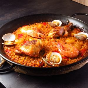 닭고기와 해산물 빠에야 2인분
