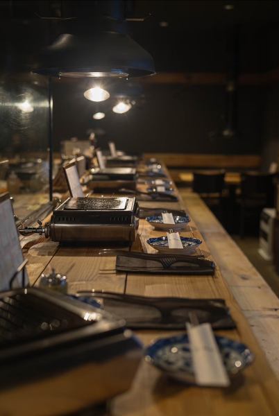 【大切な人とゆっくりお過ごしください★1～10名様カウンター席】お肉を調理している姿を楽しみながらゆったりお楽しみください！「美味しい焼酎と焼肉をカウンター」でお楽しみいただくのが、四五六の通な楽しみ方です♪