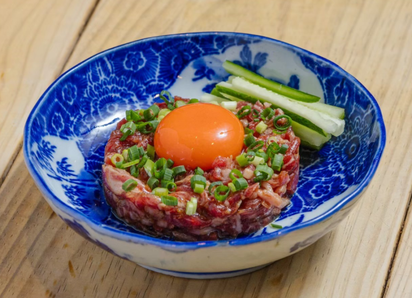 都萬牛のローストユッケ、都萬牛の赤身の旨味、脂の甘味を感じながら生に近い触感でお楽しみください