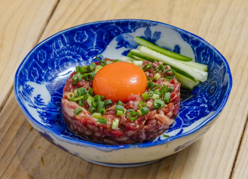 都萬牛のローストユッケ、都萬牛の赤身の旨味、脂の甘味を感じながら生に近い触感でお楽しみください