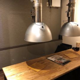広めのテーブルで食事を楽しむことができます。