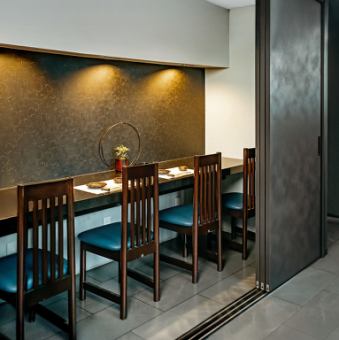 [Counter Private Room | 1-4 people] The counter private room can seat 1-4 people and is limited to one group only.The soft lighting creates a calming atmosphere where you can relax without worrying about being seen by others, making this a popular seat among our regulars.It is also recommended for dates, business entertainment, and drinking with close friends.