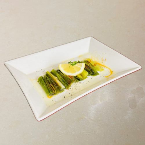 Kujo leek carpaccio Kujo leek salad made with vegetable bouillon