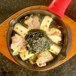 Chicken, green onion and eggplant with fresh seaweed and Japanese hijo