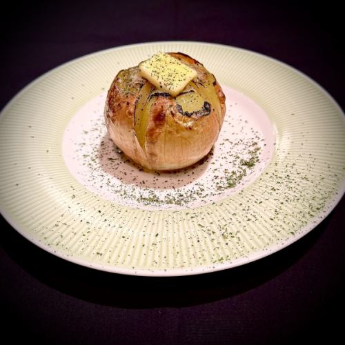丸ごと玉葱のアンチョビバター焼き