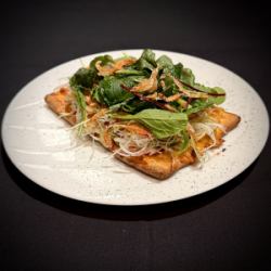 ネギと茗荷、桜エビのサラダピザ