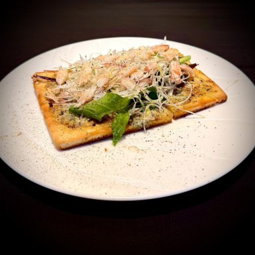 ズワイガニとゴルゴンゾーラのサラダピザ