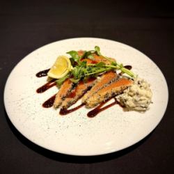 特選サーモンのレアカツ　塩昆布タルタルソース