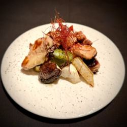 店内卸し骨付き鶏の塩麹焼き