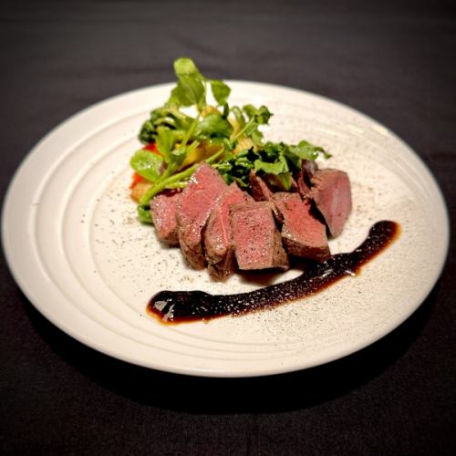 蝦夷鹿（エゾシカ）の柔らか赤身ステーキ　黒酢ベリーのソース