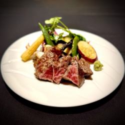 国産牛のランプステーキ　三浦の野菜を添えて