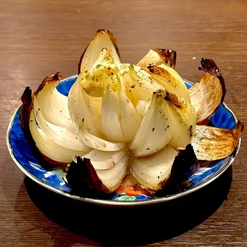 丸ごと玉葱のアンチョビバター焼き