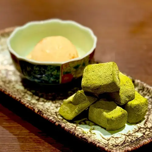 抹茶わらび餅の半溶炙りバニラアイス添え