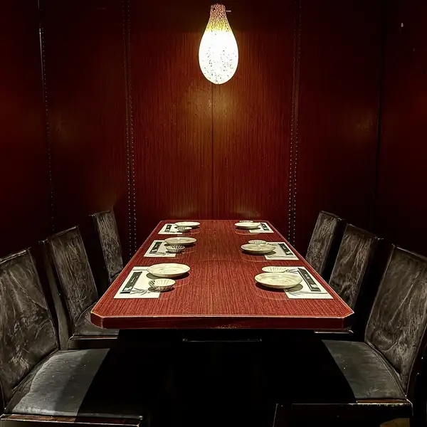 様々なシーンで使える団体様用の完全個室も充実♪恵比寿駅徒歩1分の好立地★某有名デザイナーが手掛けた幻想的クン間で最高の食材をおもてなしします★ご人数様やシーンに合わせてぴったりの空間をご用意♪完全個室は予約制となっておりますのでお早目にご予約を!