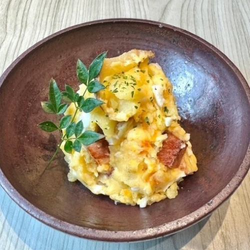 いぶりがっことベーコンの手作りポテトサラダ