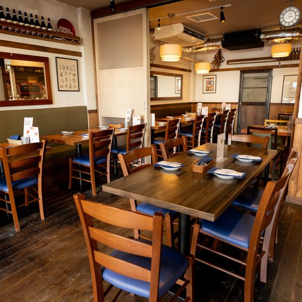 広々とした店内はイタリアを感じる洗練されたデザインで、落ち着いた雰囲気が漂います。大規模宴会にも対応可能で、テーブルを組み合わせてレイアウト自在。貸切利用もでき、大人数での食事に最適です。温かみある内装と落ち着いた照明で、どんな集まりにもぴったりの空間です◎