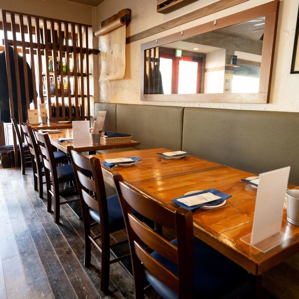 2名様用のテーブル席や少人数向けスペースをご用意し、デートや友人との会食に人気です。木のぬくもりを感じるインテリアとシンプルな装飾で、心が和む空気が広がります。リラックスしながら会話を楽しめる距離感も魅力。シェフの料理とともに、穏やかな時間をお過ごしください♪