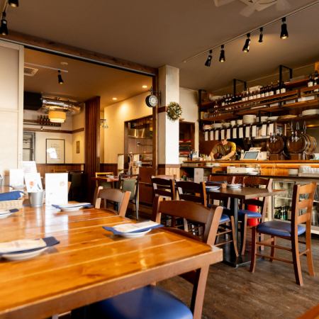 溫暖的室內裝潢,巧妙地運用了木質紋理,營造出成人專屬的靜謐空間氛圍。開放式廚房飄出陣陣香氣,烤箱裡飄出披薩烘烤的誘人香味。寬敞的餐桌座位非常適合約會、與朋友共進午餐或重要的紀念日。忘卻城市的喧囂,在這個開放舒適的空間裡,在輕鬆的環境中享用正宗美食。