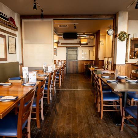 開放式的用餐區,溫暖的木製家具與充滿活力的藍色椅子和諧相融。店內配備了全尺寸披薩烤爐,讓您可以享受廚師精心烘焙每一張披薩的熱鬧氛圍。吧台上擺放著一排葡萄酒和啤酒桶,營造出熱鬧的夜晚氛圍,讓您忘卻日常瑣事,放鬆身心,同時享用正宗的意大利美食。