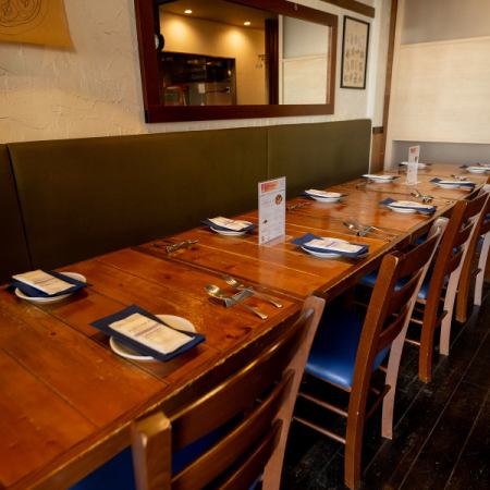 這張可容納 12 人的長桌,散發著溫暖的木質氣息,非常適合迎賓和告別派對、家庭聚會和公司聚會。沒有隔間的開放式佈局營造出一種統一感,使談話可以從一端流暢地進行到另一端。在柔和的燈光下,大家圍坐在一張桌子旁,一起享用柴火烤披薩,享受一段熱鬧而特別的時光。