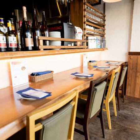 面向廚房的吧台座位,充滿了溫暖的木質氣息,是特別的座位,您可以近距離觀看廚師們的工作和披薩的烘焙過程。您可以放鬆身心,一邊享用飲品和小吃,一邊欣賞一排排的葡萄酒瓶。下班後,可以和家人一起享受輕鬆時光,或小酌一杯。