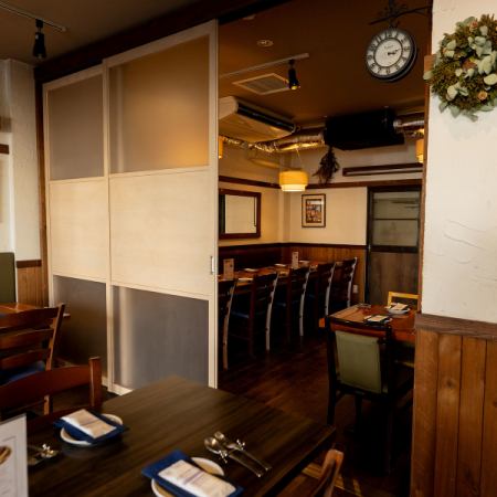 寬敞的樓層可以用一個大隔間隔開一半,用作一個輕鬆的半私人房間。這張可容納 12 人的長桌可以迅速變成一個私密空間,讓你可以在那裡消磨時光,而不用擔心周圍的人。我們將為您打造一個特別的晚餐時光,讓您可以與親人私下交談,例如歡迎會、告別會或家庭聚會。