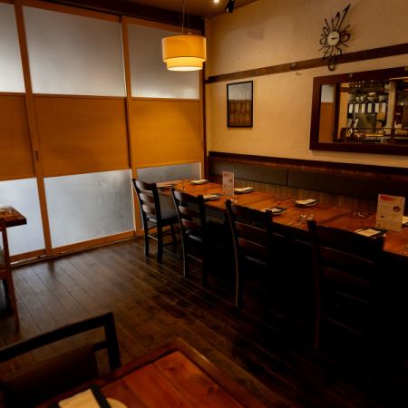 透過關閉滑動隔間,佔據半層樓的區域可以變成一個寬敞的半私人房間,最多可容納 16 人。其中包括一張可容納 12 人的長桌,它可以變成一個私密空間,讓您可以安心用餐和交談,而不用擔心周圍的人。我們將根據您的需求,提出最佳的場地佈局方案,無論是小型晚宴還是中型派對。