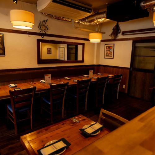 一張可容納12人的豪華長桌,即使在大型聚會中也能營造出團結的氛圍。