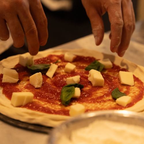 正宗烤箱烘焙披薩,散發著新鮮出爐披薩的香氣