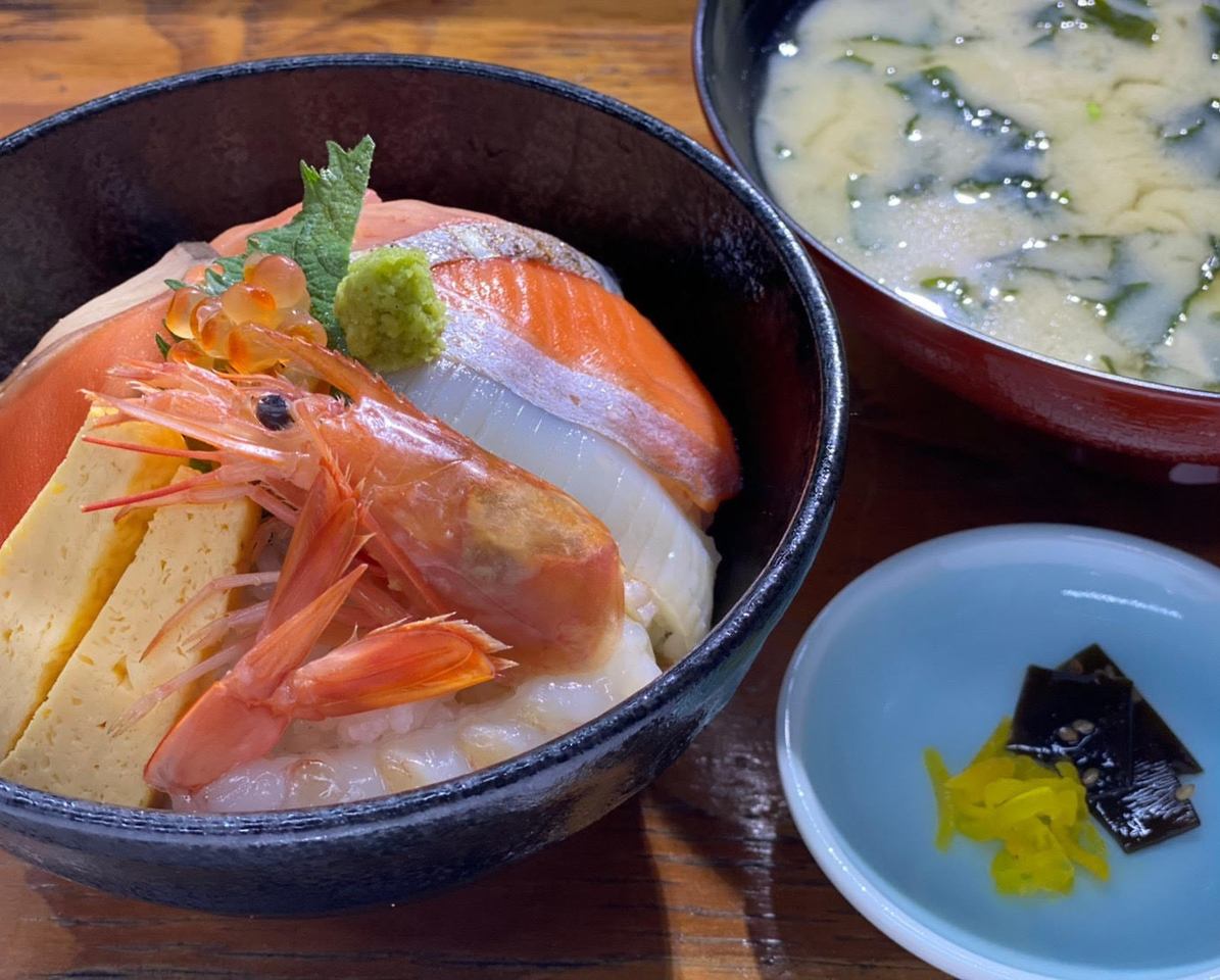 You can enjoy seafood lunch and sake ♪