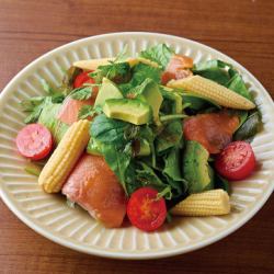 スモークサーモンとアボカドのサラダ