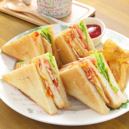 ジオクラブハウスサンド　ポテト付き　GEO Clubhouse Sandwich with potatoes