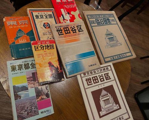 Today is the last day of Golden Week and unfortunately it's raining.As you wrap up your trip, why not take a look at the map and relive the memories of your trip?
Our store offers a wide variety of "paper world" items, from road maps from the Showa era to the latest topographical maps.
While taking shelter from the rain, I went on a map journey.
#geographycafe #mapcafe #rainydaycafe
#Open from 11:00 to 20:00 #Komazawadaigaku Station #4 minutes walk
#GyozaFest Instagram BGM is #KyokoKoizumi
#GentleRain