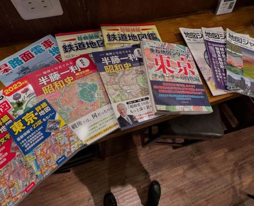 Today is the last day of Golden Week and unfortunately it's raining.As you wrap up your trip, why not take a look at the map and relive the memories of your trip?
Our store offers a wide variety of "paper world" items, from road maps from the Showa era to the latest topographical maps.
While taking shelter from the rain, I went on a map journey.
#geographycafe #mapcafe #rainydaycafe
#Open from 11:00 to 20:00 #Komazawadaigaku Station #4 minutes walk
#GyozaFest Instagram BGM is #KyokoKoizumi
#GentleRain