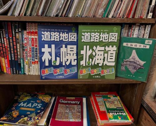 Today is the last day of Golden Week and unfortunately it's raining.As you wrap up your trip, why not take a look at the map and relive the memories of your trip?
Our store offers a wide variety of "paper world" items, from road maps from the Showa era to the latest topographical maps.
While taking shelter from the rain, I went on a map journey.
#geographycafe #mapcafe #rainydaycafe
#Open from 11:00 to 20:00 #Komazawadaigaku Station #4 minutes walk
#GyozaFest Instagram BGM is #KyokoKoizumi
#GentleRain