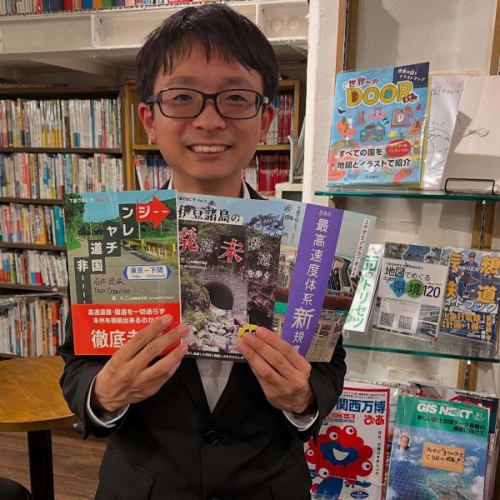 【本日の地理カフェより】

名古屋CBCテレビ「道との遭遇」でお馴染み、道路愛あふれる「@road0724day たこ@道路好団」さんにご恵本をいただきました！
マニアックかつディープな道路・交通文化の世界、さっそく閲覧可能です。今日も間もなく開店、
あいにくのお天気ですが、ぜひお待ちしています。番組の写真は「#道との遭遇」からの引用です。
#地理カフェ #道路好団 #道路本 #雨の日カフェ #今日の地理本　#cbc