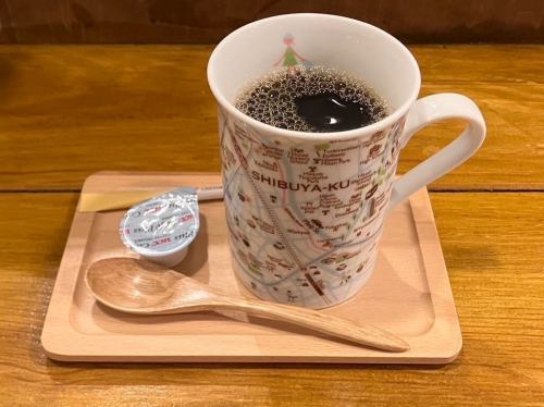 【5月16日（金）今日もお待ちしてます！　　　
当店のドリップコーヒー】
地理カフェでご提供しているドリップコーヒーは、UCCの業務用ブレンド「V-est No.4」。
ほどよい苦味とやさしいコク、香ばしい後味が広がる、ゆったり時間にぴったりの味わいです。

	そしてマグカップはもちろん、地図柄！
地図とコーヒーで、心の中の“旅”をお楽しみください。

	#地理カフェ #VEST4 #UCCコーヒー #ドリップコーヒー #地図マグ #旅する気分 #レトロカフェ時間