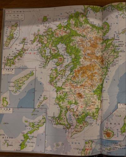【今日は #沖縄本土復帰の日】
こちらは1969年（昭和44年）発行の地図帳。沖縄がまだ「外国」と表記され、国境線で区切られていた時代のものです。

那覇の代わりに「琉球政府那覇支庁」の文字。奄美も復帰して間もない頃。
地図帳からは「地理」だけでなく「歴史」も感じられます。

地図をめくるたび、私たちの足元の変化に気づかされます。

#地理カフェ #昭和の地図 #地図好きとつながりたい #九州地図 #沖縄地図 #レトロ地図　#昭和地図　#帝国書院