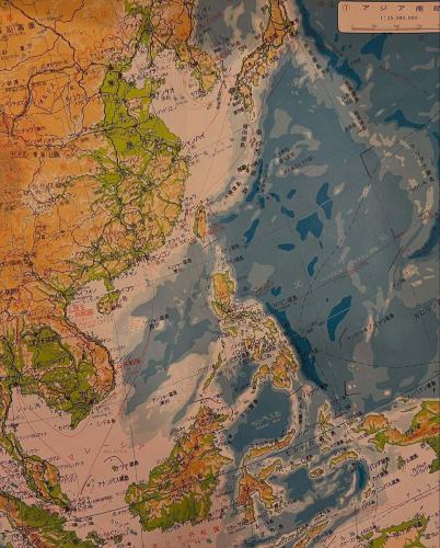 【今日は #沖縄本土復帰の日】
こちらは1969年（昭和44年）発行の地図帳。沖縄がまだ「外国」と表記され、国境線で区切られていた時代のものです。

那覇の代わりに「琉球政府那覇支庁」の文字。奄美も復帰して間もない頃。
地図帳からは「地理」だけでなく「歴史」も感じられます。

地図をめくるたび、私たちの足元の変化に気づかされます。

#地理カフェ #昭和の地図 #地図好きとつながりたい #九州地図 #沖縄地図 #レトロ地図　#昭和地図　#帝国書院